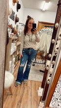 Load image into Gallery viewer, Judy Blue Med. Wash Distressed Flares